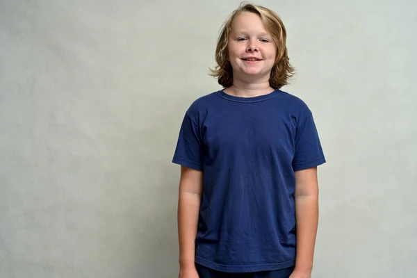 Caucasien Adolescent Garçon Avec Sourire Bleu Shirt — Photo