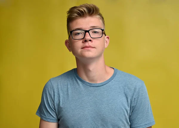 Portrait Caucasien Adolescent Garçon Avec Sourire Dans Des Lunettes — Photo