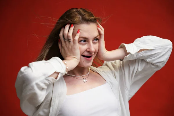 Linda Chica Caucásica Muestra Sorpresa Estudio Sobre Fondo Rojo — Foto de Stock