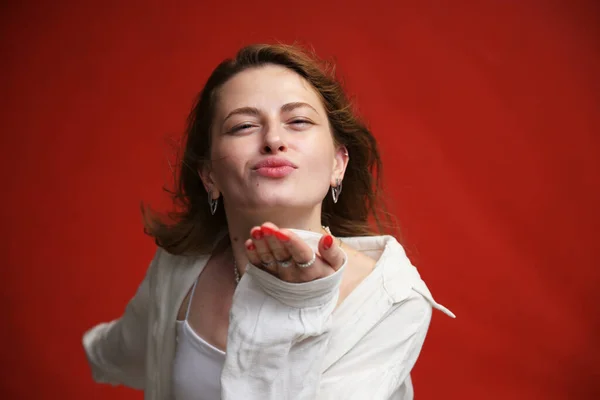 Πορτρέτο Ενός Μοντέλου Νεαρή Κοπέλα Στέλνει Ένα Φιλί Ένα Κόκκινο — Φωτογραφία Αρχείου