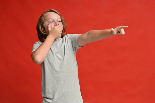 Υψηλής Ανάλυσης Έφηβος Τύπος Φωτογραφία Έκπληκτος Καλύπτει Στόμα Του Χέρι — Φωτογραφία Αρχείου