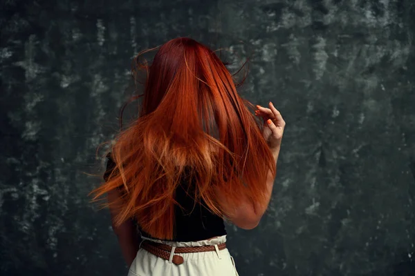 Zadní Pohled Ženu Pózující Rudými Kudrnatými Vlasy Vodorovná Fotografie Šedém — Stock fotografie