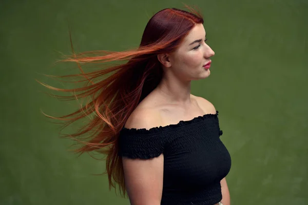 High Resolution Side Photo Young Woman Posing Red Hair Horizontal — Stock Photo, Image