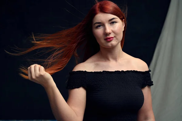 Nagy Felbontású Portré Egy Vörös Hajú Fiatal Nőről Vízszintes Fénykép — Stock Fotó