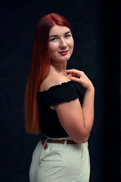 Μια Νεαρή Γυναίκα Στέκεται Πλάγια Κόκκινα Μαλλιά Κάθετη Φωτογραφία Μαύρο — Φωτογραφία Αρχείου