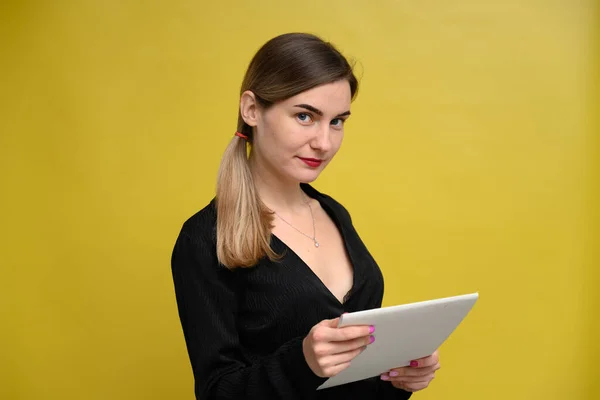 Photo Business Woman Manager Folder Smile Stands Yellow Background — Stock Photo, Image