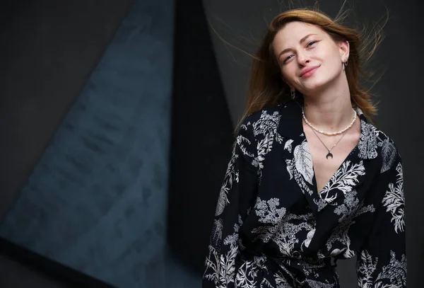 Mulher Feliz Roupas Escuras Posando Com Sorriso Fundo Escuro — Fotografia de Stock