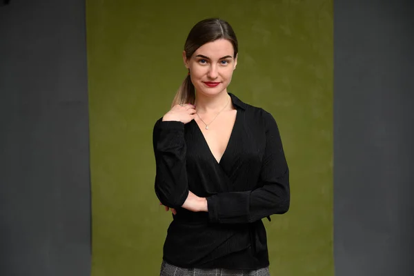 Chica Con Maquillaje Una Chaqueta Negra Sonriendo Sobre Fondo Verde — Foto de Stock