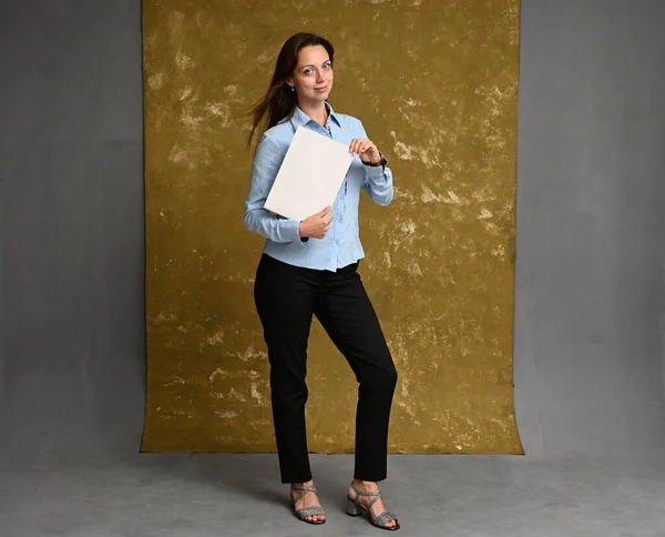 Visão Comprimento Total Uma Mulher Delgada Uma Camisa Azul Calças — Fotografia de Stock