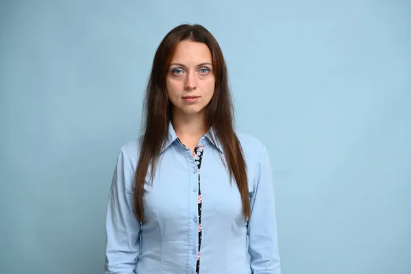 Uma Mulher Adulta Banco Trabalhador Uma Camisa Azul Fica Linha — Fotografia de Stock