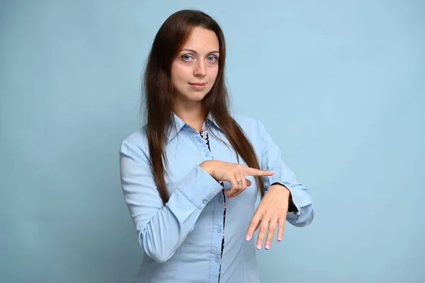 Mulher Funcionário Banco Com Sorriso Uma Camisa Azul Mostra Relógio — Fotografia de Stock