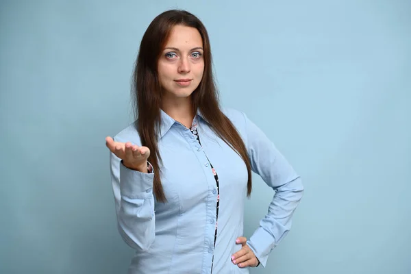 Puro Mulher Banco Trabalhador Com Sorriso Uma Camisa Azul Posando — Fotografia de Stock