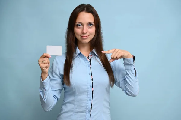Mulher Banco Trabalhador Com Sorriso Uma Camisa Azul Com Cartão — Fotografia de Stock