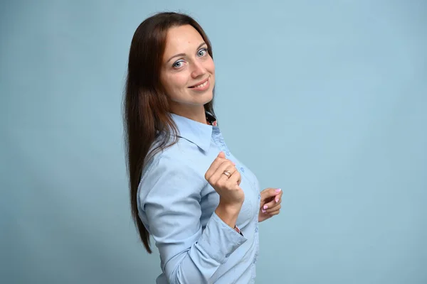 Jovem Mulher Uma Camisa Azul Com Sorriso Fica Fundo Azul — Fotografia de Stock