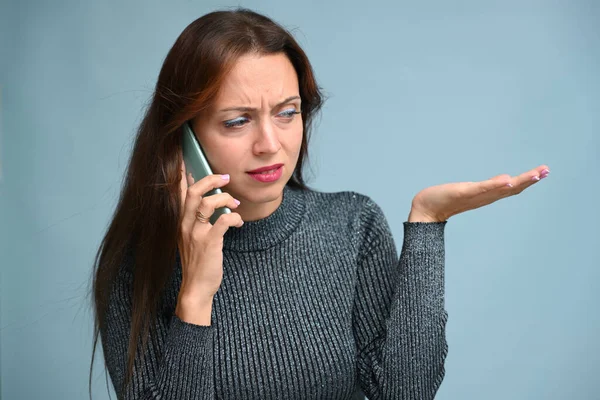Retrato Uma Mulher Morena Caucasiana Descontente Falando Telefone — Fotografia de Stock