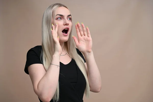 Advertising Concept Blonde Girl Screaming Beige Background — Stock Photo, Image