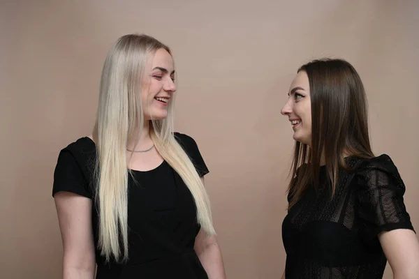 Duas Amigas Conversando Com Sorriso Uma Para Outra — Fotografia de Stock