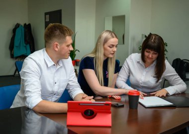 Ofiste otururken, takım olarak üç yönetici projeyi tartışıyor..