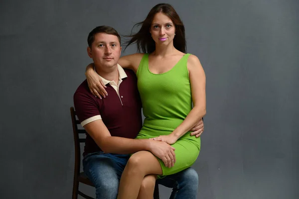 Homem Mulher Família Feliz Olhando Para Câmera Posando Enquanto Sentado — Fotografia de Stock
