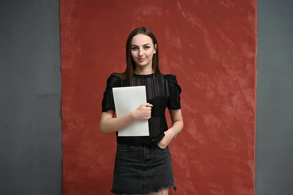 Retrato Joven Estudiante Con Una Carpeta Sobre Fondo Rojo Oscuro — Foto de Stock