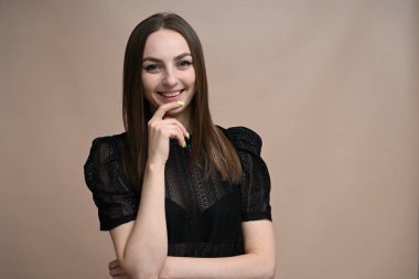 Esmer bir kızın portresi Gülümseyerek yan tarafa bak