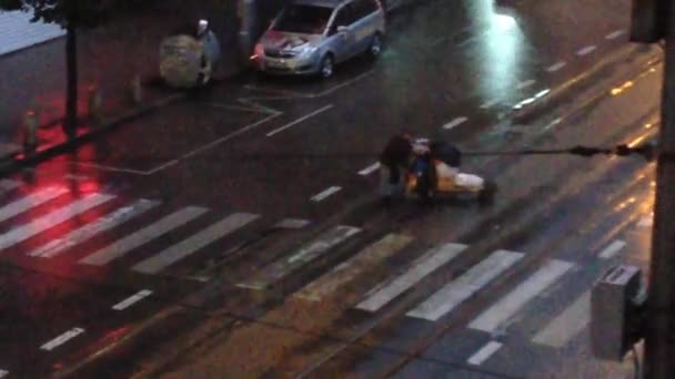 Kraftigt regn på kvällen, hobo passerar — Stockvideo