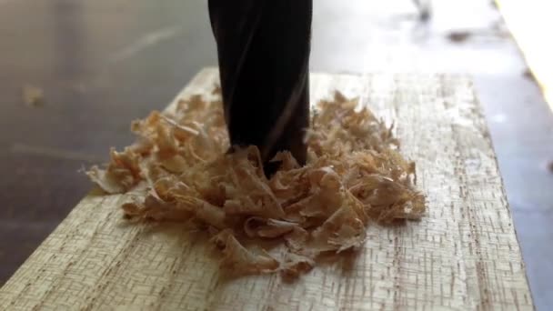 Bohren eines Lochs mit einem handbetriebenen Bohrwerkzeug — Stockvideo