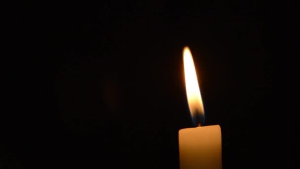 Kerze Flamme auf schwarzem Hintergrund — Stockvideo