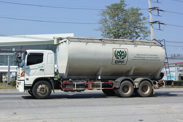 키드 수송의 동물 식품 탱크 트럭. — 스톡 사진