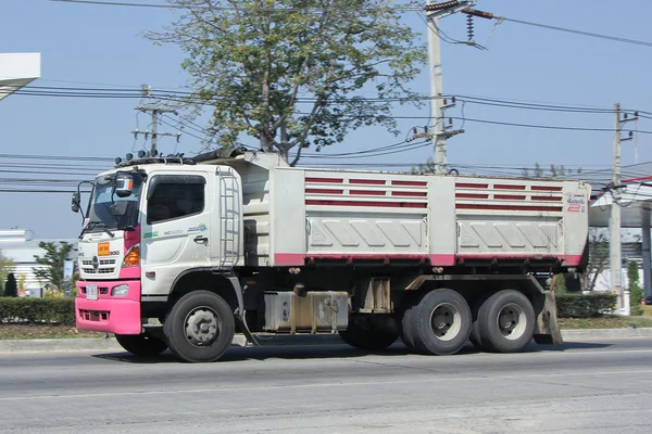 Camión de descarga de la compañía Tanachai . — Foto de Stock
