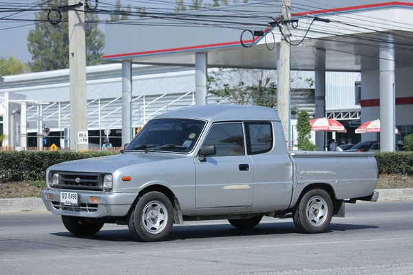 Приватному автомобілі Mazda сім'ї міні забрати вантажівка. — стокове фото
