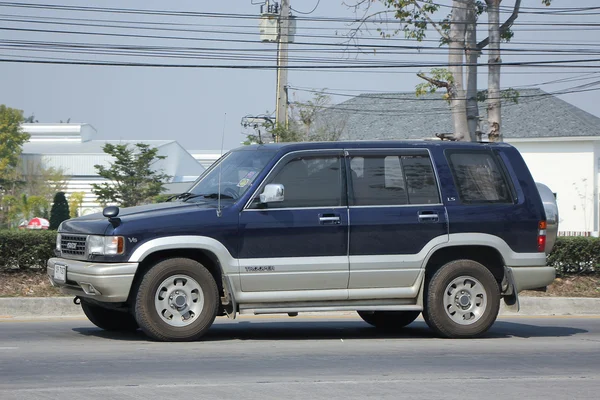 Prywatny samochód, Isuzu Trooper. — Zdjęcie stockowe