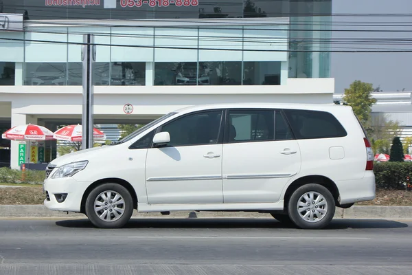 私营 Mpv 车，丰田 innova 德诺 — 图库照片