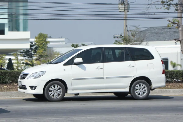 Privat mpv auto, toyota innova — Stockfoto