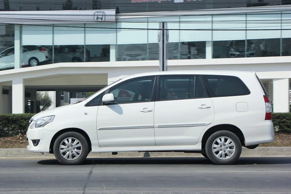 Приватне Mpv автомобіль, Toyota Innova — стокове фото