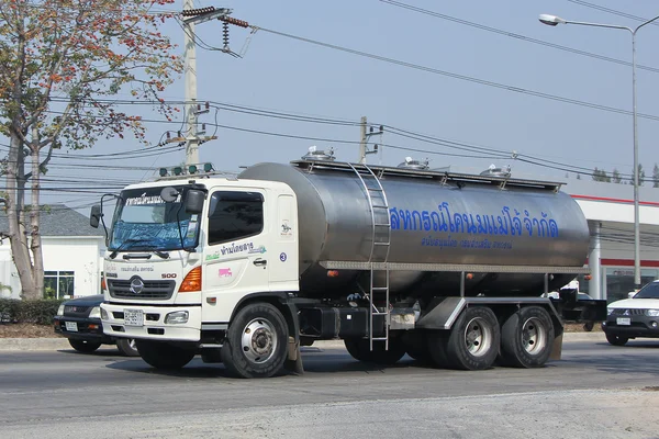 Молоко танк вантажівки Maejo молочних кооперативів. — стокове фото