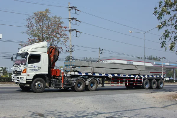 Oplegger vrachtwagen met kraan van Piboon beton — Stockfoto