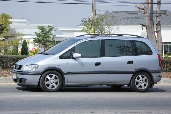 개인 Suv 자동차, 시보레 Zafira. — 스톡 사진