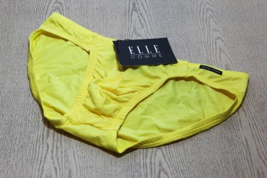 Elle Homme, sarı bikini iç çamaşırı ürün çekim