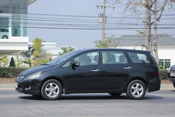 Auto privata, Mitsubishi Space Wagon . — Foto Stock