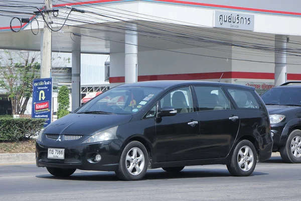 Carro particular, Mitsubishi Space Wagon . — Fotografia de Stock