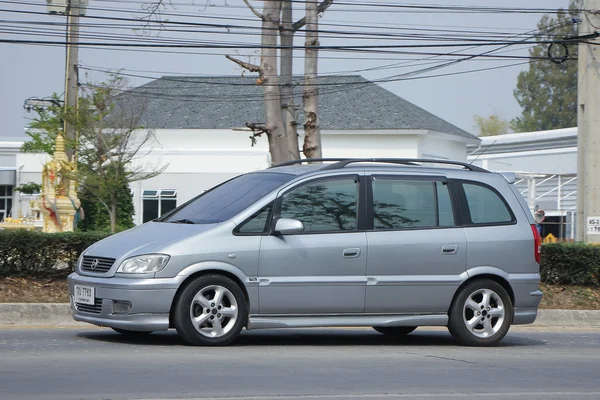 Частный внедорожник, Chevrolet Zafira — стоковое фото