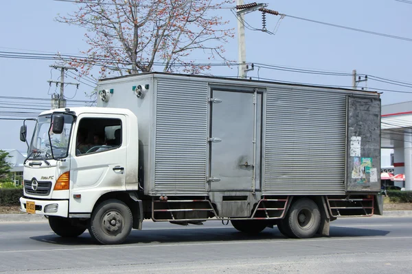 Prywatny samochód Hino ładunków kontenerowych. — Zdjęcie stockowe