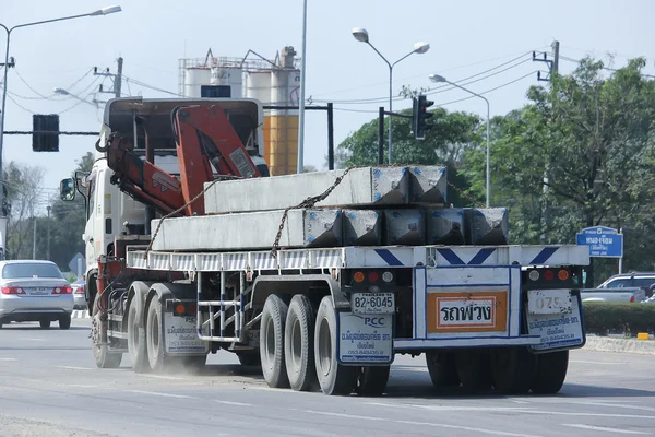 Причепа вантажівки з краном Piboon бетону — стокове фото