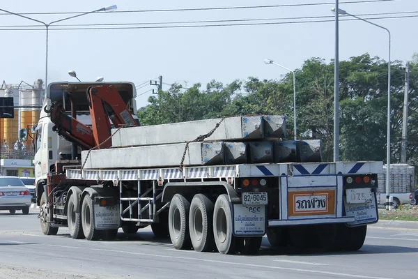 Caminhão de reboque com guindaste de concreto Piboon — Fotografia de Stock