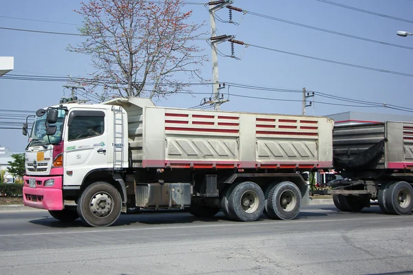 Thanachai 会社のダンプ トラック. — ストック写真
