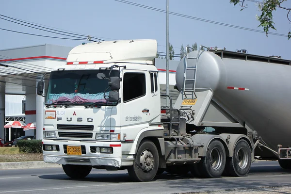 Camión remolque de cemento de la empresa TLL Logistic . —  Fotos de Stock