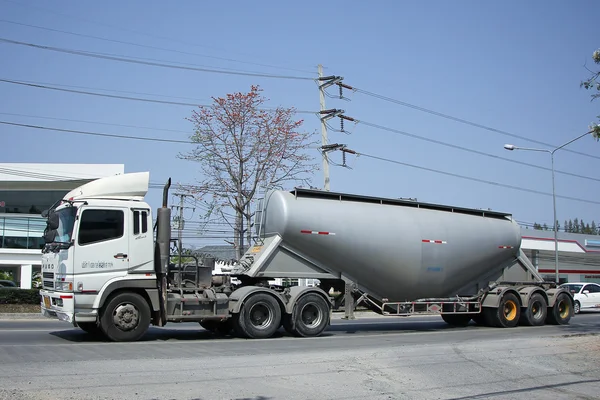 Camión remolque de cemento de la empresa TLL Logistic . —  Fotos de Stock