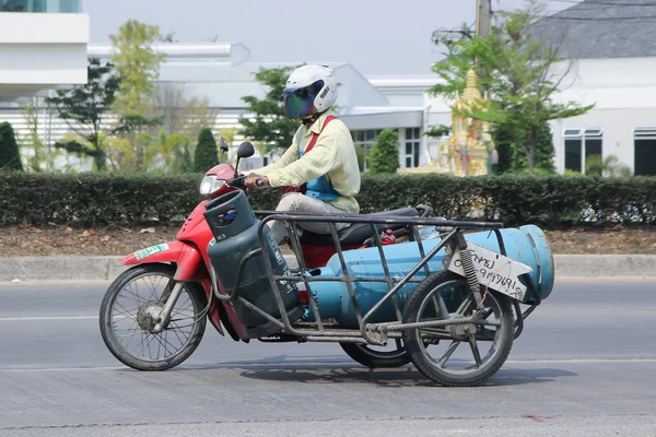 Частный мотоцикл для доставки газа — стоковое фото