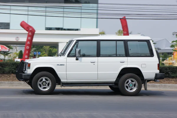 Soukromé Mitsubishi Pajero Suv auta — Stock fotografie